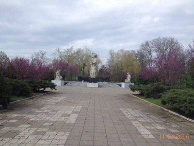 Братская могила советских воинов, погибших в боях с фашистскими захватчиками