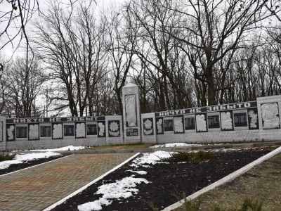 Братская могила советских воинов, погибших в боях с фашистскими захватчиками