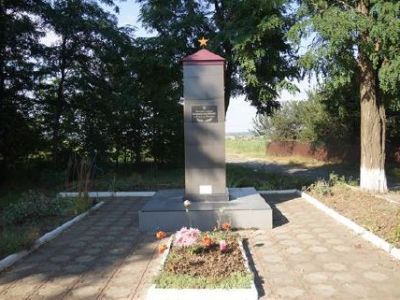 Братская могила советских воинов, погибших в боях с фашистскими захватчиками