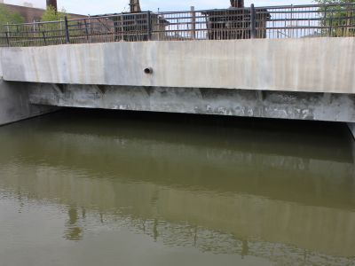 Плотина с системой подпорных подставок и каналом водосброса
