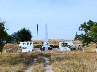 Памятный знак в честь воинов-односельчан, погибших в годы Великой Отечественной войны