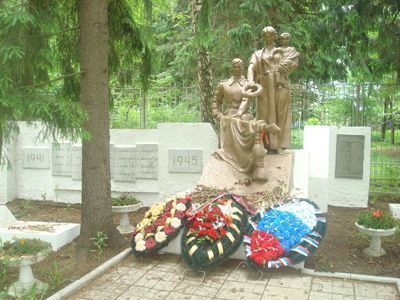 Братская могила советских воинов