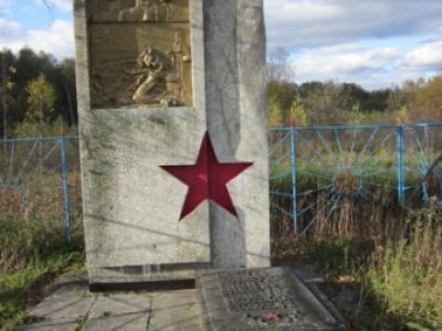 Братская могила с обелиском погибшим партизанам