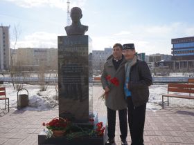 В Якутске возложили цветы к бюсту поэта Мусы Джалиля