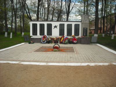 Братская могила воинов Советской Армии, погибших в боях с немецко-фашистскими захватчиками в период Великой Отечественной войны 1941-1945 гг.