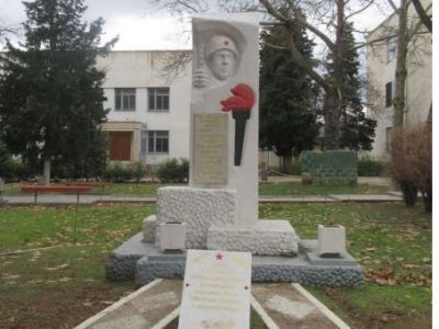 Памятник на месте массовых расстрелов фашистами военнопленных и гражданского населения