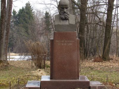 Бюст Н.Е Жуковского (скульптор Андреев В.Н.)