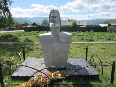 Памятник - бюст Н.А.Каландаришвили - легендарному герою гражданской войны