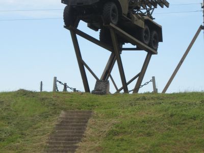 Памятное место, где 6 октября 1941 г. погибла первая в Советской Армии батарея реактивной артиллерии капитана И.А.Флерова. Установлен обелиск