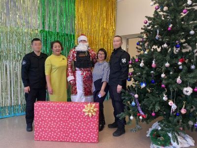 Дед Мороз спецназначения Росгвардии поздравил воспитанников адаптивной школы-интерната Якутска