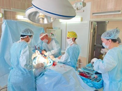 Врачи мобильного хирургического центра провели более 20 операций в Нюрбинском районе