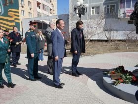 Депутаты Якутской гордумы возложили цветы к мемориалу «Солдат Туймаады»