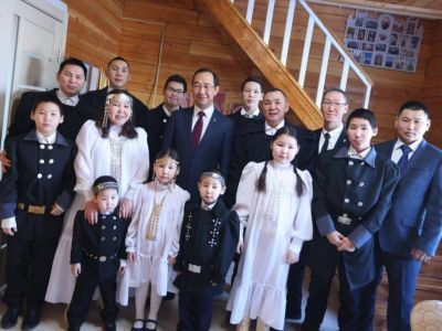 Глава Якутии побывал в гостях у многодетной семьи в Намском районе