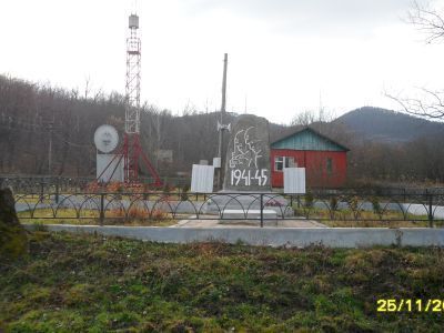 Братская могила советских воинов, погибших в боях с фашистскими захватчиками