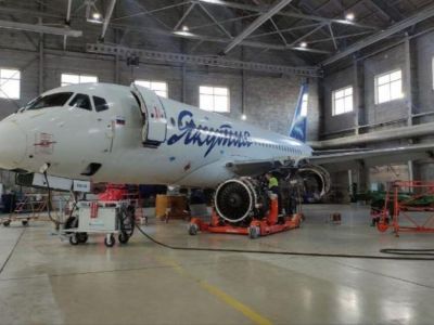 Инженеры авиакомпании «Якутия» продолжают техническое обслуживание самолёта Sukhoi Superjet 100