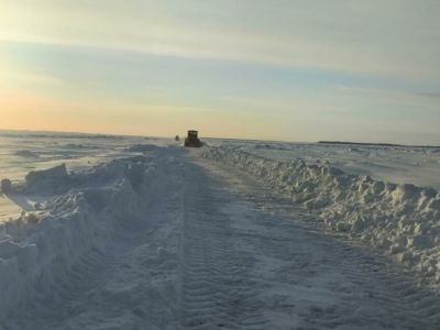 Заметенный зимник в Кобяйском районе расчищен дорожниками