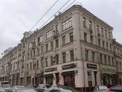 Доходный дом Трындиных. Здесь в нач. ХХ в. располагалась обсерватория Трындиных, в 1920-е гг. собиралось общество астронавтики, членами которого были ученые Циолковский К.Э., Цандер Ф.А., Перельман Я.И., 1902 г., арх. Вебер А.Е.