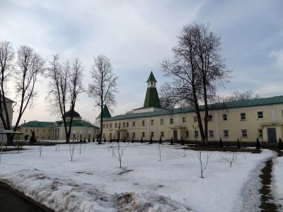 Кельи у северной стены