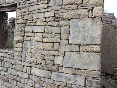 Резные камни с арабскими письменами и изображениями (5 единиц)