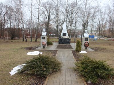 Братская могила 5 советских воинов, погибших в боях с фашистскими захватчиками