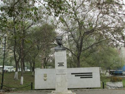 Памятник Герою Советского Союза Олегу Кошевому