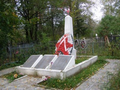 Тринадцать братских могил на городском кладбище г. Осташкова (могилы с № 1 по № 13. На могилах установлены бетонные обелиски),  братская могила № 9