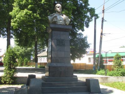 Памятник Д.Е. Кравцову - командиру Брянского городского партизанского отряда