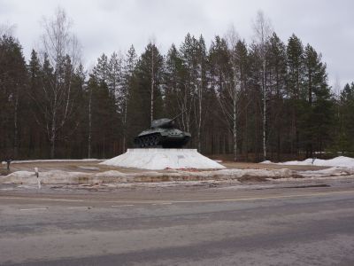 Памятник-стела, установленный на месте, откуда в декабре 1941 г. началось наступление советских войск по освобождению г. Тихвина от немецко-фашистских захватчиков