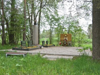 Братское захоронение советских воинов, погибших в 1941-44 гг., в числе погибших - Герой Советского Союза Блохин Виктор Алексеевич (1922-1944)