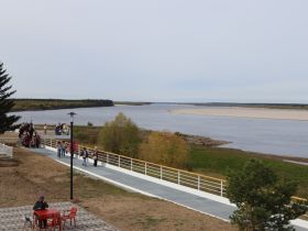 Вилюйск преображается: в День города на набережной «Поющие пески» зазвучала новая музыка
