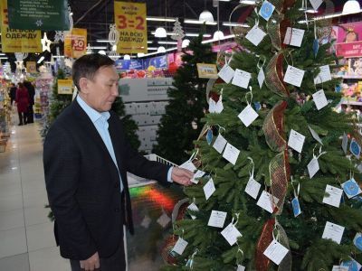 Представители Совета ветеранов войны и труда исполнили желания детей с «Елки добра»