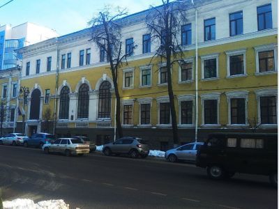 Дом, в котором в 1905 г. проходили революционные митинги и массовые собрания трудящихся г. Курска. Здесь 8 февраля 1943 г. солдаты 322 стрелковой дивизии водрузили флаг при освобождении г. Курска от немецко-фашистских оккупантов