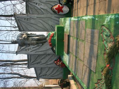 Братская могила 893 воинов Советской Армии, погибших в 1941-1943 гг. в боях с немецко-фашистскими захватчиками. Установлена скульптура