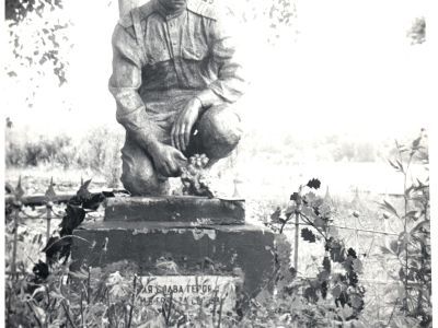 Братская могила советских воинов, погибших в боях с фашистами