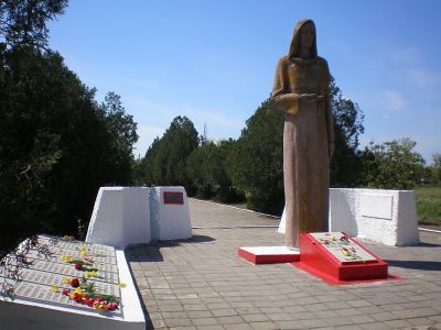 Братская могила советских воинов и памятный знак в честь воинов-односельчан, погибших в годы Великой Отечественной войны