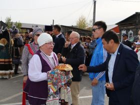 Вилюйск преображается: в День города на набережной «Поющие пески» зазвучала новая музыка