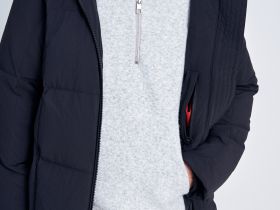 Пуховое пальто с капюшоном и воротником-стойкой