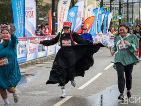 Сотни якутян в национальной одежде пробежали на марафоне Олонхо