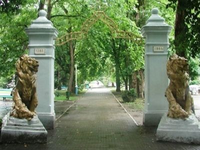 Памятник-арка в честь 50-летия Псекупских минеральных вод и войсковой больницы