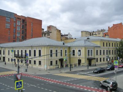 Городская усадьба Долгоруковых-Бобринских, 2-я пол. XVIII в. - XIX в. -Главный дом, 2-я пол. XVIII в., 1793 г., 1819 г., 1853-1856 гг. В 1832 г. в этом доме А.С.Пушкин посетил графа С.С.Уварова, президента Академии наук, управляющего Министерством народно