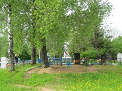 Братская могила советских воинов, погибших в 1943 г. при освобождении района от немецко-фашистских захватчиков. Захоронено 468 человек, в т.ч. Герой Советского Союза Г.С. Кочетков. Установлена скульптура