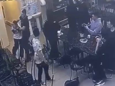 В Ленске старшеклассник схватил девушку за шею и силой повалил на пол. Полиция начала проверку