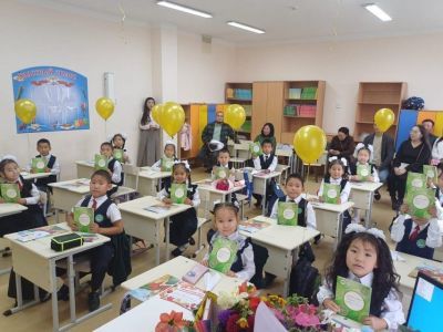 Первоклассники Якутии получили дневники на двух государственных языках