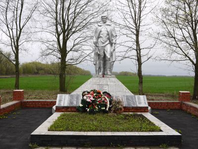 Братская могила с захоронением воинов, погибших в период Великой Отечественной войны 1941-1945 гг.