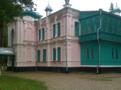 Дом помещика З.Ф. Щербака. Здесь размещалась опытная станция совхоза "Хуторок" и впоследствии Институт сои и клещевины. В 1920 г. в Кубанском научно-исследовательском институте по испытанию тракторов и сельхозмашин работал Герой Социалистического Труда В.