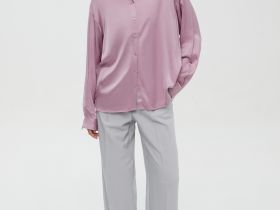 Блузка свободного силуэта с отложным воротником