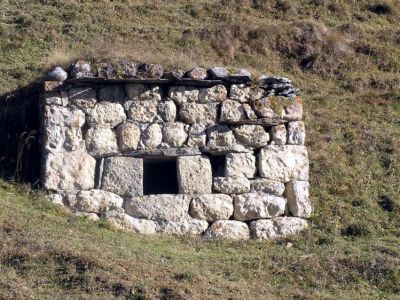 Склеп полуподземный с гладкой фасадной стеной 46