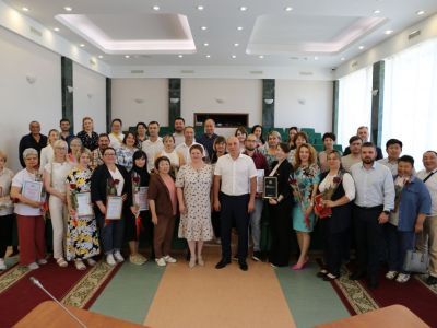 Глава района наградил членов участковых избирательных комиссий