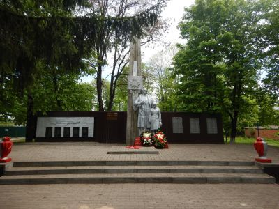Братская могила советских воинов, погибших в боях с фашистскими захватчиками в 1943 году. Захоронено 51 человек, имена 17 человек установлены. Скульптура: Скорбящая мать с мальчиком