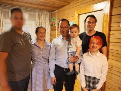 В Амге глава Якутии навестил семью, в которой отец и сын несут несут военную службу